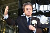 車両完成披露式典であいさつするJR九州の古宮洋二社長（撮影：尾形文繁）