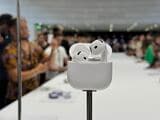 新たにノイズキャンセリングに対応したAirPods 4（筆者撮影）