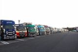 ずらりと並ぶ大型トラック、東名・足利SA（下り）にて（筆者撮影）