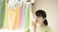梅雨の洗濯で悩ましい｢部屋干し臭｣にひと工夫 ちょいオキシ足しや干し方で変わる臭い対策