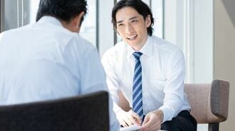 社内で打ち合わせをするビジネスパーソンのイメージ