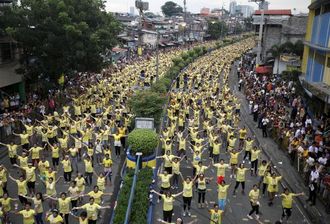フィリピンで1万人超が同時に｢ズンバ｣