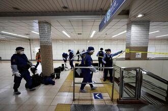 ｢東大前｣駅停車中の電車に43歳の刃物男､2人けが