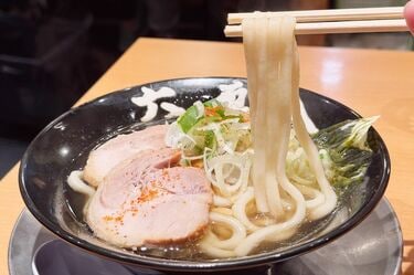 朝ラー》8時前に行列ができる「六厘舎」。新登場の「朝食