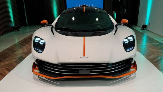 意外なことにエレガントさを感じさせるカラースキームで登場した「ほぼ量産型」(筆者撮影)