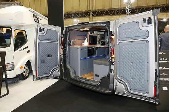 後方から見たEVキャンパーC