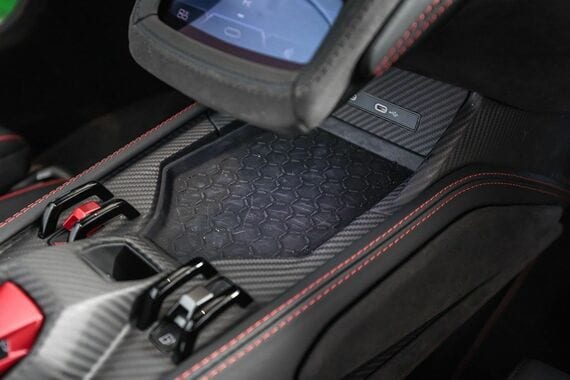 センターコーンソールには、スマートフォンなどが置けるスペースもあり実用的だ