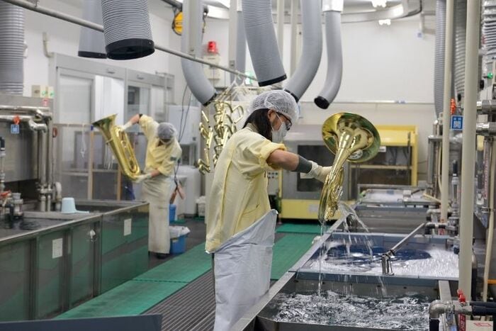 大きな楽器は人の手で洗浄