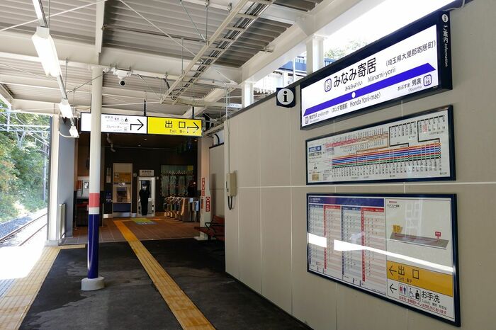 ホームから見た改札側