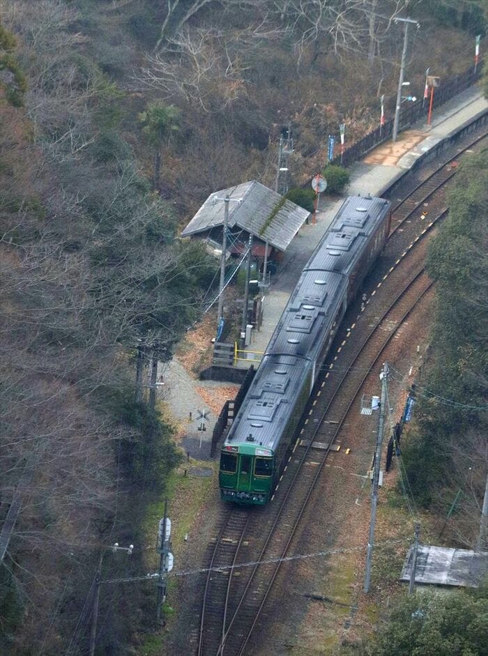 秘境駅として知られる坪尻駅に停車する
