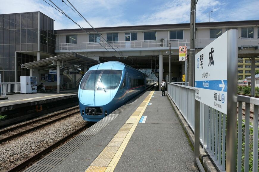 ロマンスカーMSE（60000形）が通過（記者撮影）