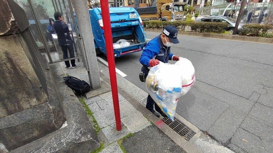 事業系廃棄物収集の現場で、RFIDを用いた実証実験を進めている（筆者撮影）
