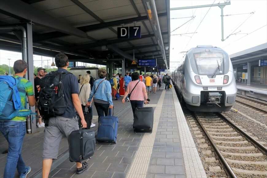 ドイツ 駅ホームと442形