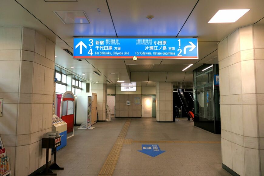 中央口改札内の通路にはロマンスカーGSEをかたどった顔出しパネルやベビーケアルームなどがある（記者撮影）