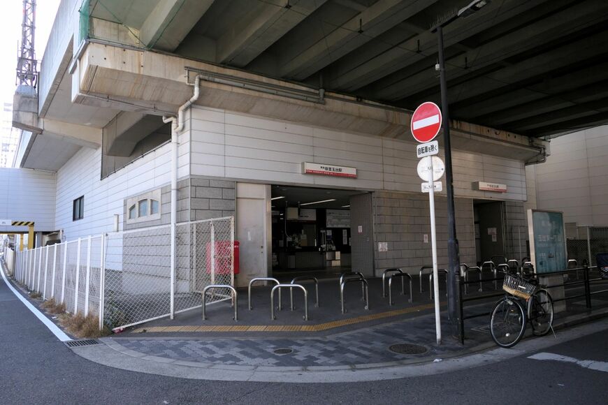 現在の岸里玉出駅の岸里口。南海本線の高架下に出入り口がある（記者撮影）