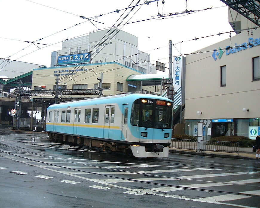 京都市営地下鉄東西線との直通運転開始直後、浜大津駅（現・びわ湖浜大津）を出発する京津線の800形（撮影：南正時）