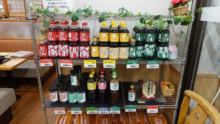 レジでは濃縮だしを持ち帰り販売している。家でも使い勝手が良いが、ミニサイズを発売してほしい（筆者撮影） 
