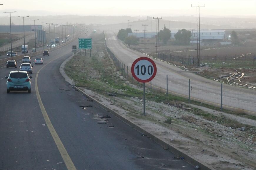 ヨルダンの高速道路の最高速度は路線により時速100kmもしくは110km（筆者撮影）