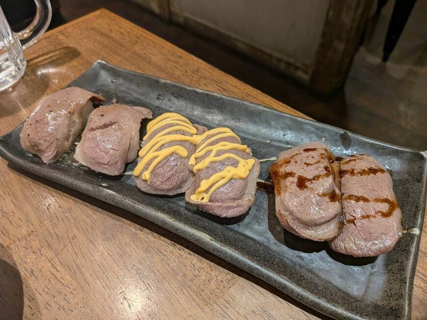左から「国産牛塩カルビ」「国産牛北海道チーズとろカルビ」「国産牛の炙り」（写真：筆者撮影）