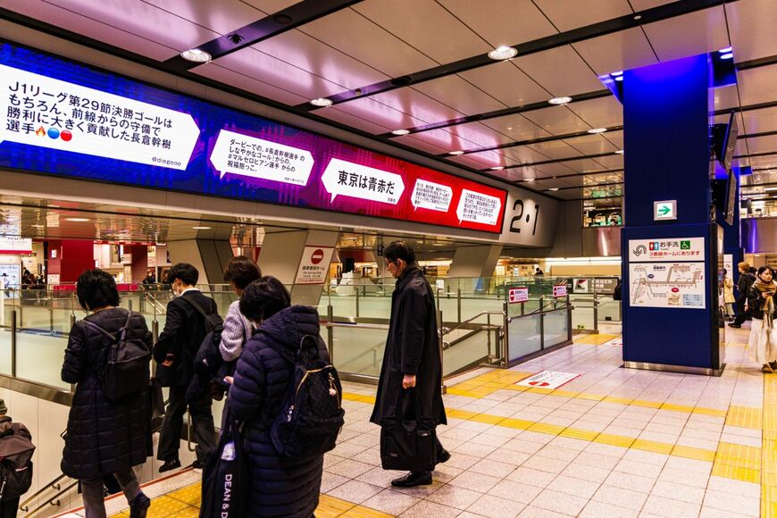 百貨店口改札を入ってすぐのコンコース。手前左側の階段を降りれば3番線ホーム（撮影：鼠入昌史）