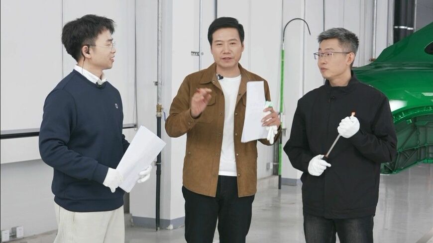 今年1月3日にSNS上で公開された新年動画に出演し、シャオミ製EVの安全性を強調する雷軍CEO（中央、雷軍氏のウェイボーへの投稿動画より）