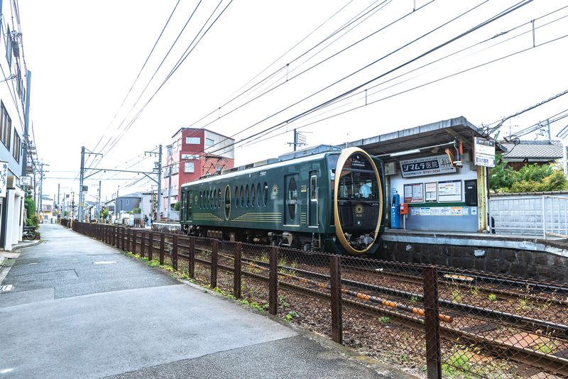 出町柳ー八瀬比叡山口間に走る732号「ひえい」（元田中駅、写真：田中秀樹）