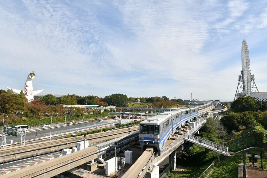 太陽の塔 万博記念公園駅 大阪モノレール1000系