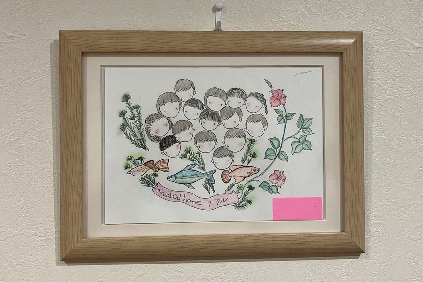 ククルに飾ってある絵。入居者の女性が描いた（写真：筆者撮影）※一部加工しています