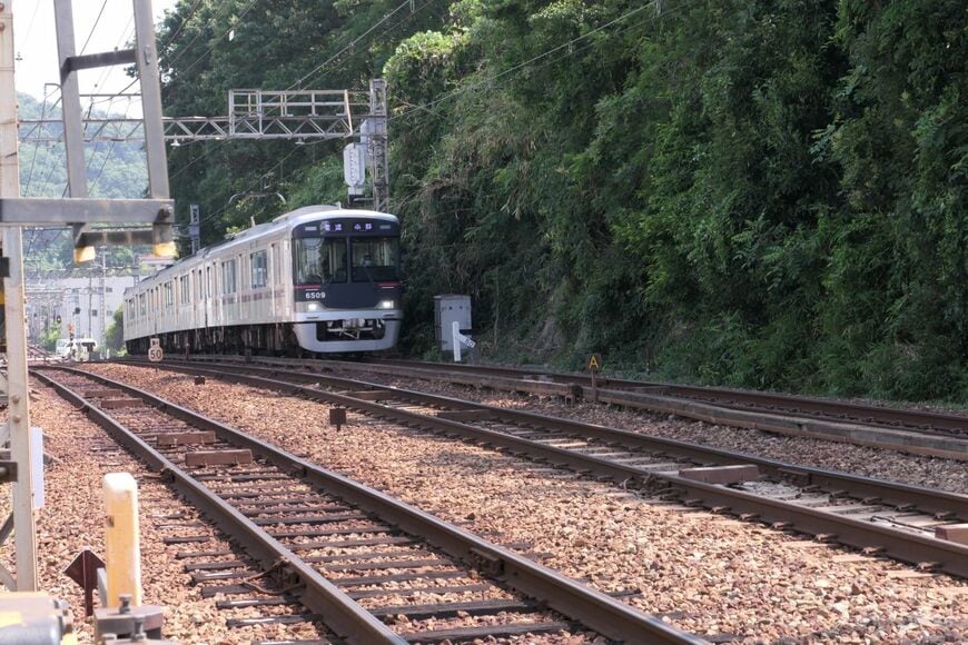 鈴蘭台駅手前の急勾配。この電車は粟生線の小野行き（編集部撮影）