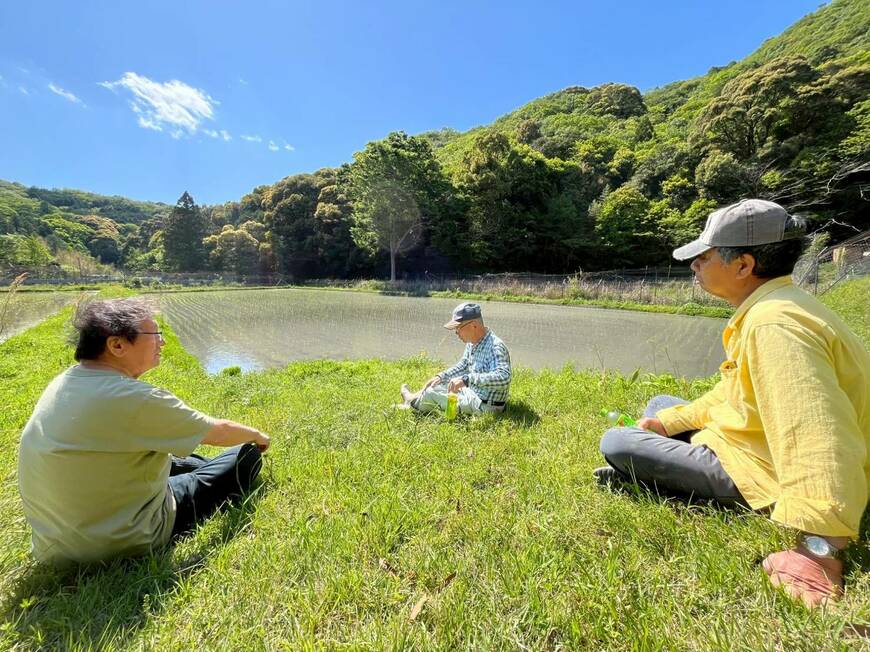 道行竈の田んぼのヘリで話す住民たち（写真：筆者撮影）