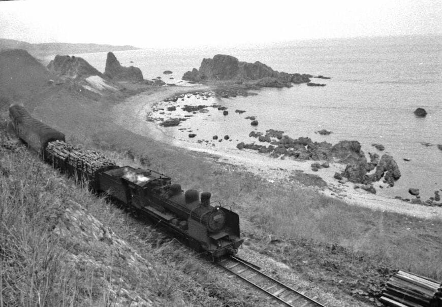 五能線・深浦付近を走る8620形牽引の混合列車。機関車の後ろに貨車と客車を連結している＝1972年12月（撮影：南正時）