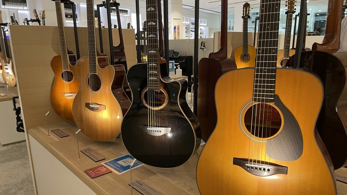 楽器店に並ぶヤマハのギター