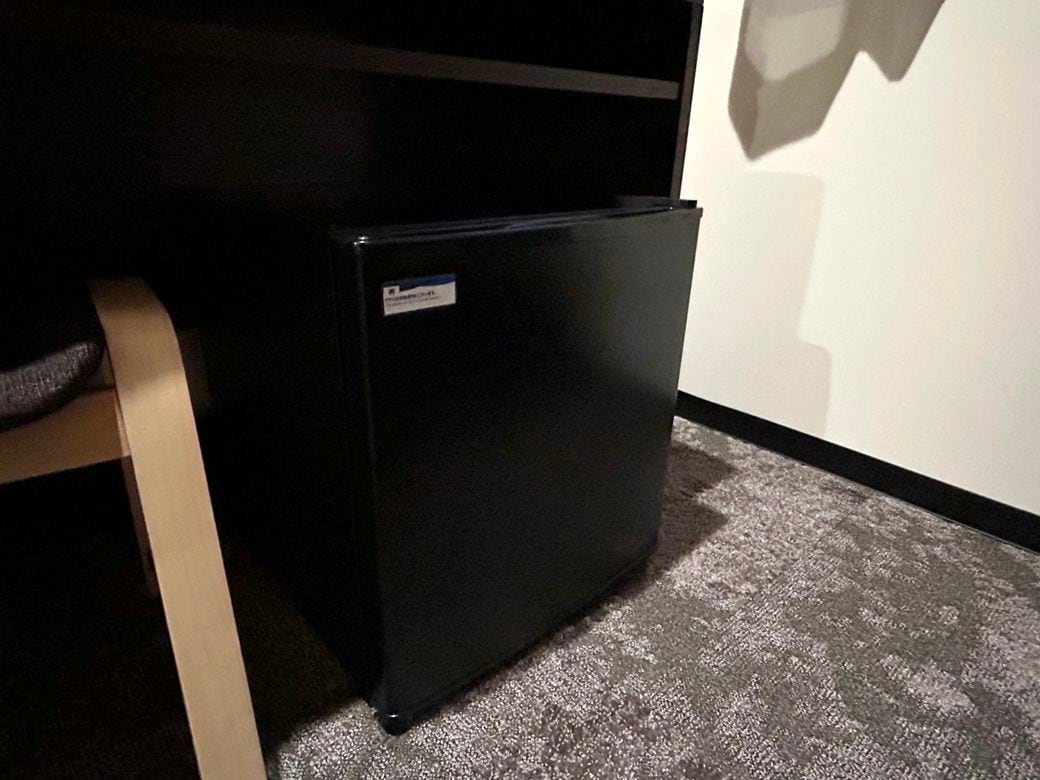 冷蔵庫。大きめサイズの飲むヨーグルトを買ったので冷蔵庫に保存し、ちびちびと飲んだ（写真：筆者撮影）