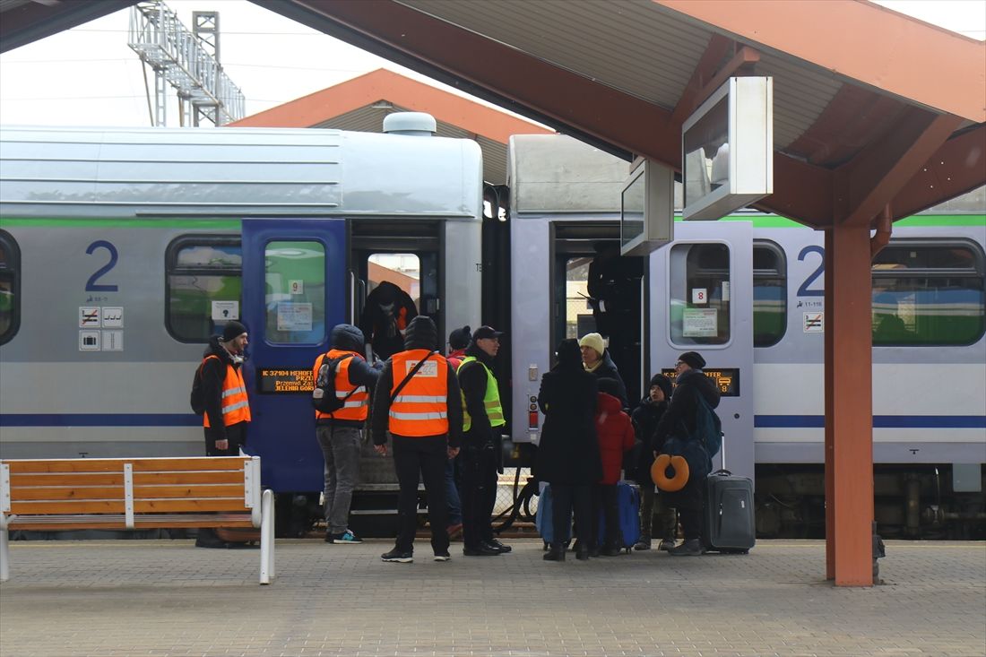 ポーランドの列車と避難民を案内するスタッフ（撮影：橋爪智之）