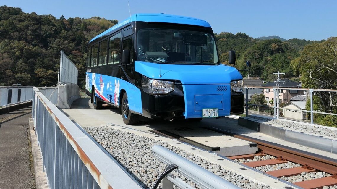 DMVの道路から線路、線路から道路へのモードチェンジは最大の見せ場である（写真：谷川一巳）