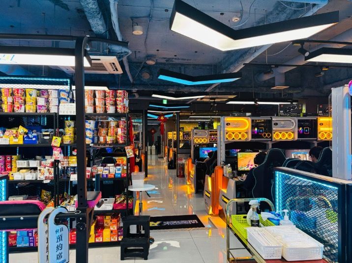 中国人向けネットカフェ。中国のスナックなどの品揃えも豊富だ（写真：筆者撮影）