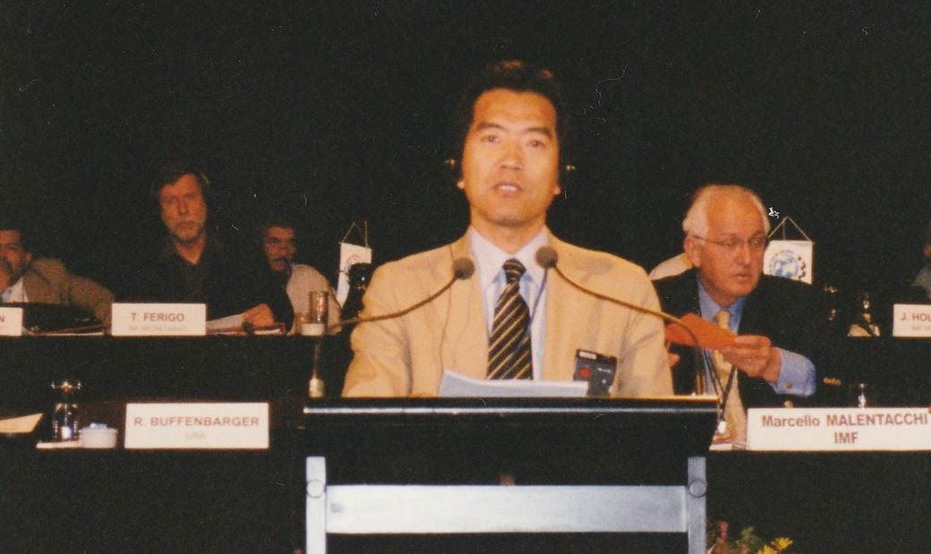 2005年ごろ、国際金属労連の中央委員会で発言する加藤さん（写真：加藤裕治さん提供）