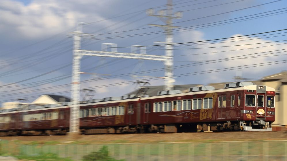 2022年12月に定期運行を終了する観光特急「京とれいん」（写真：Iの肖像／PIXTA）