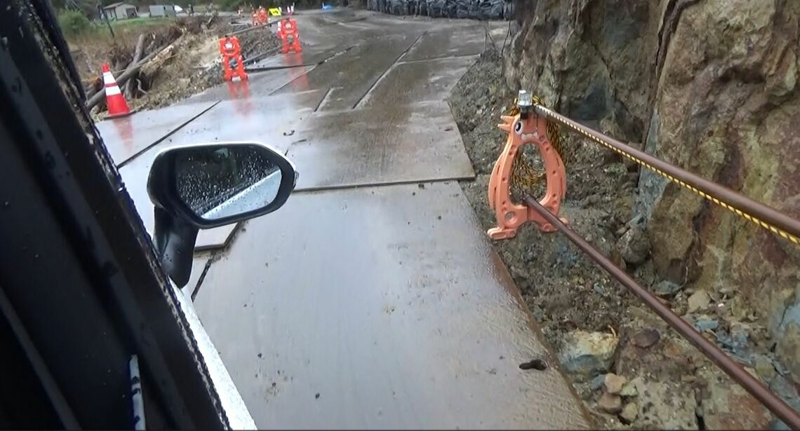 高屋地区に続く道