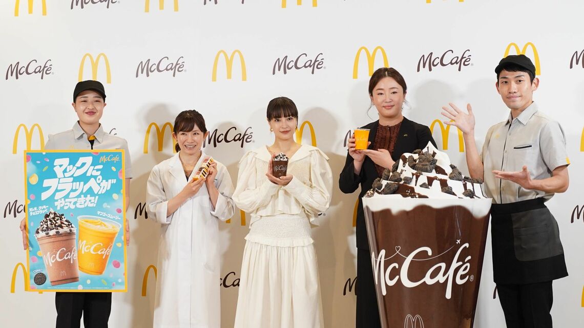 6月29日にカフェメニューの全国展開を発表。説明会には人気女優の広瀬すずさん（中央）が登場。その右となりが日本マクドナルドのナショナルマーケティング部・亀井理華部長（記者撮影）