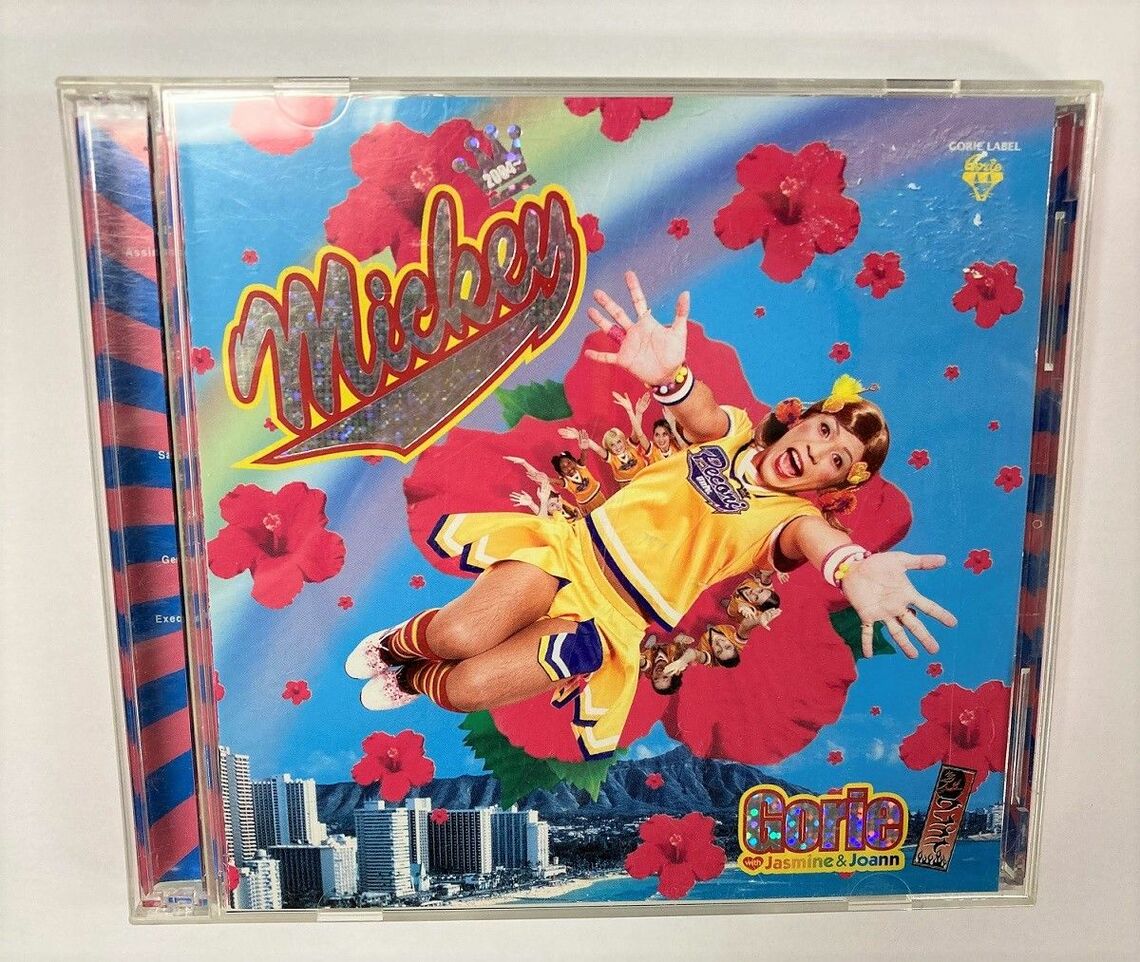 2004年に発売されたデビュー曲「Mickey」（東洋経済オンライン編集部撮影）