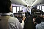 訓練をスマホで撮影する客室乗務員