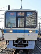 新宿寄りの先頭車、8251の正面