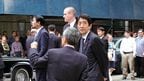 グラウンド・ゼロで小泉首相を待つ安倍氏