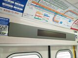 ドア上のLED式案内表示器は千鳥配置（ドア2カ所につき1つ、左右交互）だ（記者撮影）