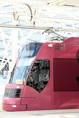 エデュケーションシティトラムは主要駅でパンタグラフを上げて充電（筆者撮影）