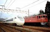 特急「サンダーバード」に追い越されるEF81形（撮影：南正時）