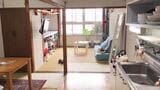 引っ越し当時の東京の住まい。狭くてボロい部屋でも、自分たちの好きなものに囲まれた空間なら楽しく暮らせることを再確認した部屋でした（筆者撮影）