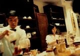 オープン当日に友達が撮ってくれた写真。隣は妻の仁美さん（河合さん提供）