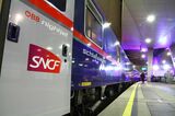 パリ行き「ナイトジェット」の車体にはフランス国鉄を示すSNCFのロゴが入る（筆者撮影）